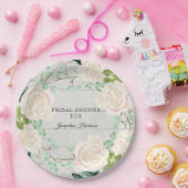 Bruiloftsfeest met rustieke houten bloemkroon in i papieren bordje (Feest)