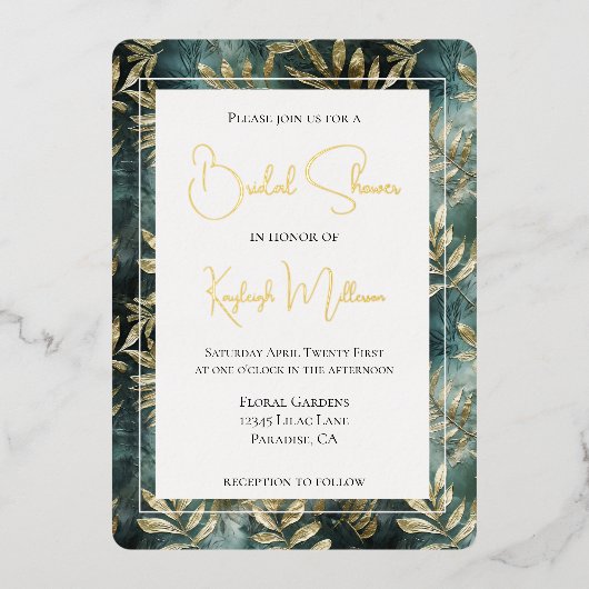 Bruiloftsfeest met tropische bladeren in bosgroen  folie uitnodiging (Voorkant)