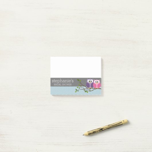 Bruiloftsfeest met uilenkoppel op tak post-it® notes (Op bureau)