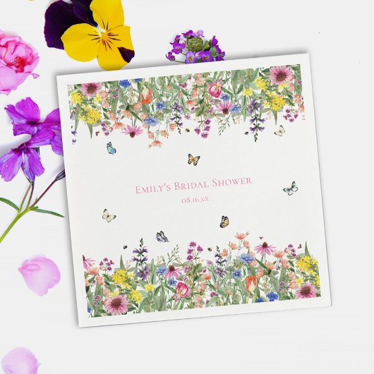 Bruiloftsfeest met zomerse wilde bloemen en vlinde servet