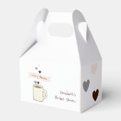 Bruiloftsfeestje rond koffie bedankdoosjes (Voorkant Zijde)