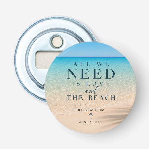 Bruiloftsgeschenk 'Alles wat we nodig hebben is li Button Flesopener