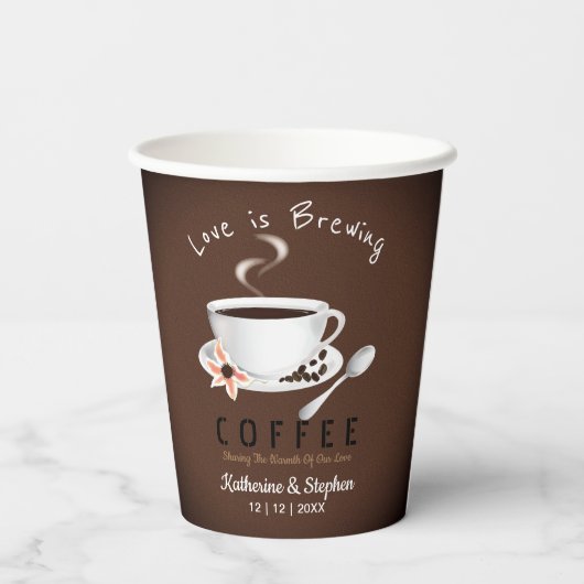 Bruiloftsgeschenk Love Is Brewing Coffee Papieren Bekers (Achterkant)