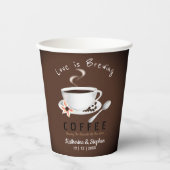 Bruiloftsgeschenk Love Is Brewing Coffee Papieren Bekers (Voorkant)