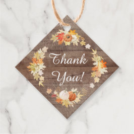 Bruiloftsgeschenk met herfstbladeren en pompoen bedankjes labels