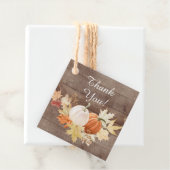 Bruiloftsgeschenk met herfstbladeren en pompoen bedankjes labels (In situ)