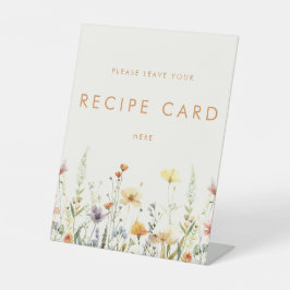 Bruiloftsreceptkaart met wilde bloemen in rustieke reclamebord met voetstuk