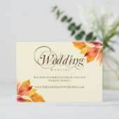 Bruiloftwebsite met kalligrafie en herfstbladeren informatiekaartje (Staand voorkant)