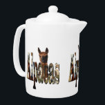 Bruin Alpaca met Alpaca naam Logo, Theepot<br><div class="desc">Op de foto staat de naam Alpaca gemaakt met Alpaca afbeeldingen en een bruine Alpaca erachter</div>