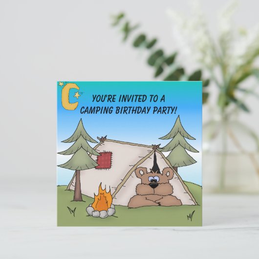 Bruin Beer Camping Birthday Uitnodiging (Staand voorkant)