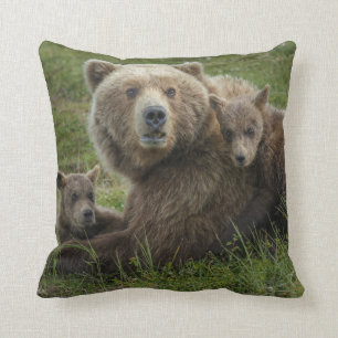 Bruin Beer Cubs die met hun moeder rondlopen Kussen