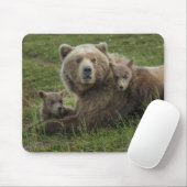 Bruin Beer Cubs die met hun moeder rondlopen Muismat (Met muis)