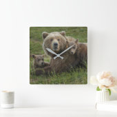 Bruin Beer Cubs die met hun moeder rondlopen Vierkante Klok (Huis)