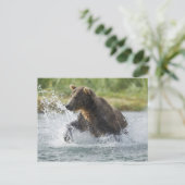 Bruin Beer dat zalm achtervolgt in de rivier Briefkaart (Staand voorkant)