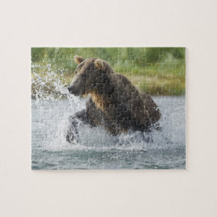 Bruin Beer dat zalm achtervolgt in de rivier Legpuzzel