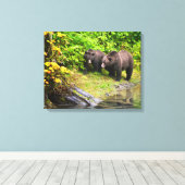 Bruin Beer en kauwen | Hyder, Alaska Canvas Afdruk (Insitu (Houten vloer))
