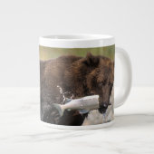 Bruin beer, grizzly beer, met zalmvangst, grote koffiekop (Voorkant rechts)