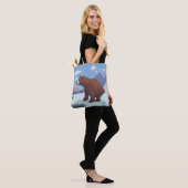 Bruin beer in de bergen tote bag (Op model)