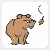 Bruin Beer met vallende herfstblad Schattigee dier Vierkante Sticker (Voorkant)