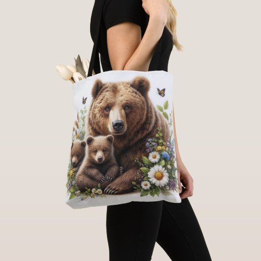 Bruin Beer met welpen in een bloemenweide Tote Bag (Dichtbij)