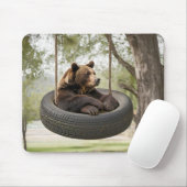 Bruin Beer zittend in een bandschommel Muismat (Met muis)
