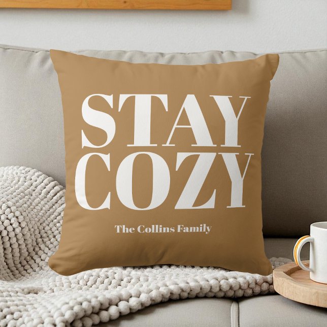 Bruin Blijf Gezellig Feestelijke Typografie Custom Kussen (Brown Stay Cozy Festive Typography Custom White Throw Pillow)
