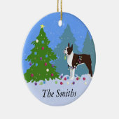 Bruin Boston Terrier in het kerstbos Keramisch Ornament (Rechts)