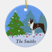Bruin Boston Terrier in het kerstbos Keramisch Ornament (Voorkant)