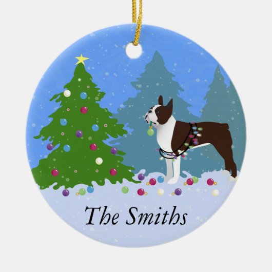 Bruin Boston Terrier in het kerstbos Keramisch Ornament (Voorkant)