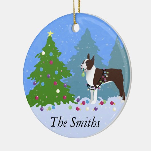 Bruin Boston Terrier in het kerstbos Keramisch Ornament (Links)