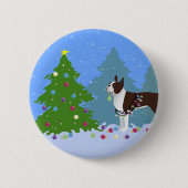 Bruin Boston Terrier in het kerstbos Ronde Button 5,7 Cm (Voorkant)