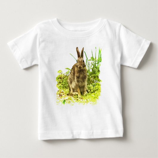 Bruin Bunny Rabbit in Green Grass Baby T-Shirt (Voorkant)