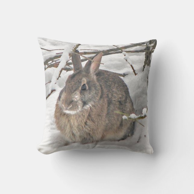 Bruin Bunny Rabbit in Snow Outdoor Pillow Buitenkussen (Voorkant)