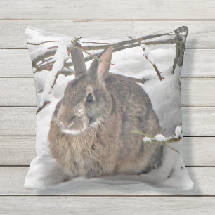 Bruin Bunny Rabbit in Snow Outdoor Pillow Buitenkussen