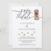 Bruin Cavapoo puppy Bruiloft Kalligrafie script Save The Date (Voorkant)