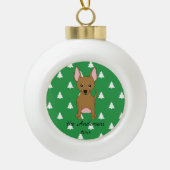 Bruin Chihuahua Witte Kerstbomen Vakantie Keramische Bal Ornament (Voorkant)