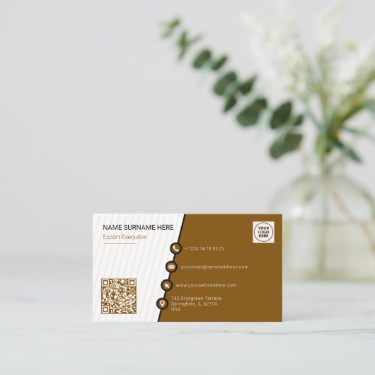 Bruin Eenvoudige Formele QR Code Professioneel Mod Visitekaartje (Staand voorkant)