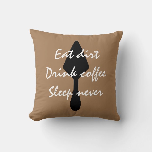 Bruin Eet Vuil Drink Koffie Slaap Nooit Kussen (Voorkant)