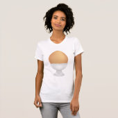 Bruin ei in witte eierdop t-shirt (Voorkant volledig)