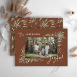 Bruin elegante botanische foto eenvoudige Kerstmis Feestdagenkaart<br><div class="desc">Natura bruin elegante botanische foto eenvoudige vrolijke script kerstkaart ontwerp.</div>