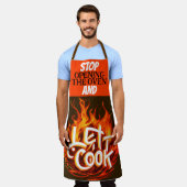 Bruin en Oranje vuur Laat het koken Schort (Gedragen)