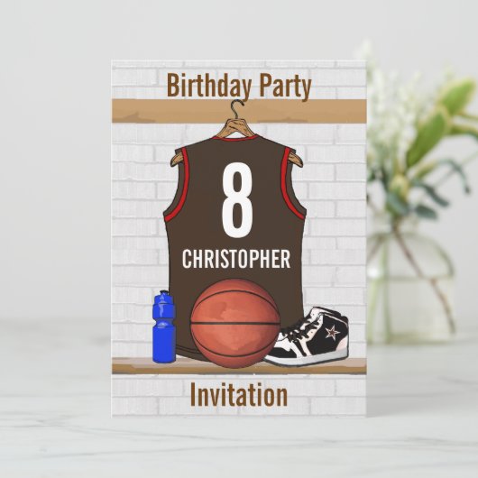Bruin- en Rode Basketball Jersey Birthday Party Kaart (Staand voorkant)
