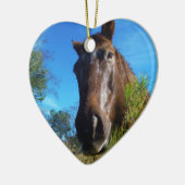 Bruin en roomkleurig paardenblauw keramisch ornament (Links)