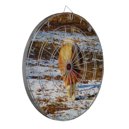 Bruin en roomminiatuur paard in de sneeuw. dartbord (Voorkant Links)