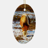 Bruin en roomminiatuur paard in de sneeuw. keramisch ornament (Rechts)