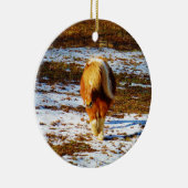 Bruin en roomminiatuur paard in de sneeuw. keramisch ornament (Rechts)