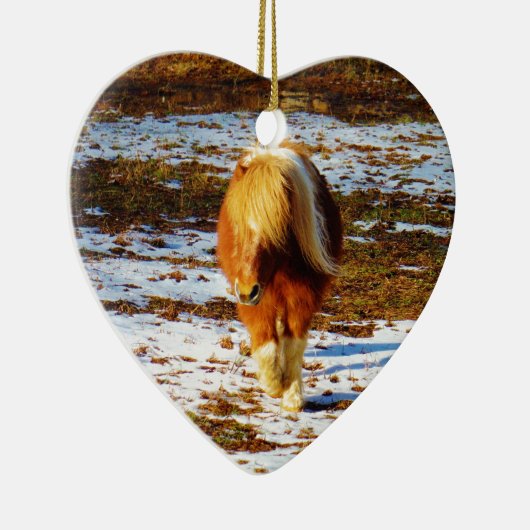 Bruin en roomminiatuur paard in de sneeuw. keramisch ornament (Rechts)