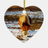 Bruin en roomminiatuur paard in de sneeuw. keramisch ornament (Voorkant)