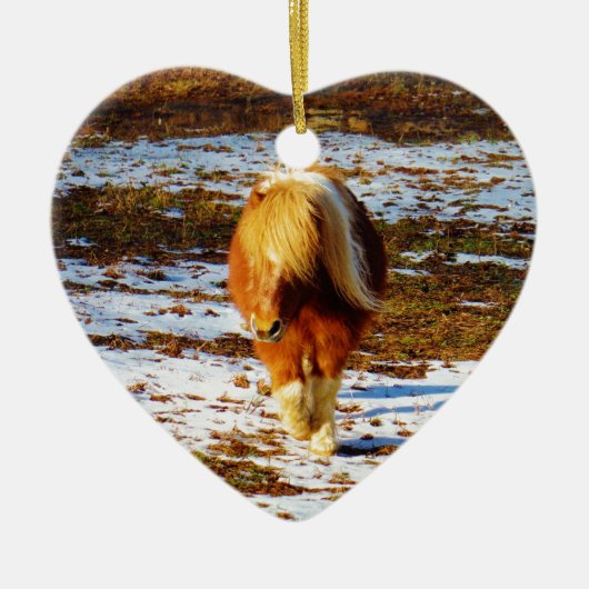 Bruin en roomminiatuur paard in de sneeuw. keramisch ornament (Voorkant)