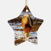 Bruin en roomminiatuur paard in de sneeuw. keramisch ornament (Rechts)